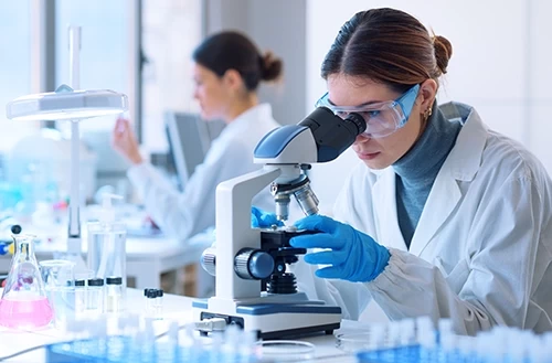 Laboratório com análise em microscópio